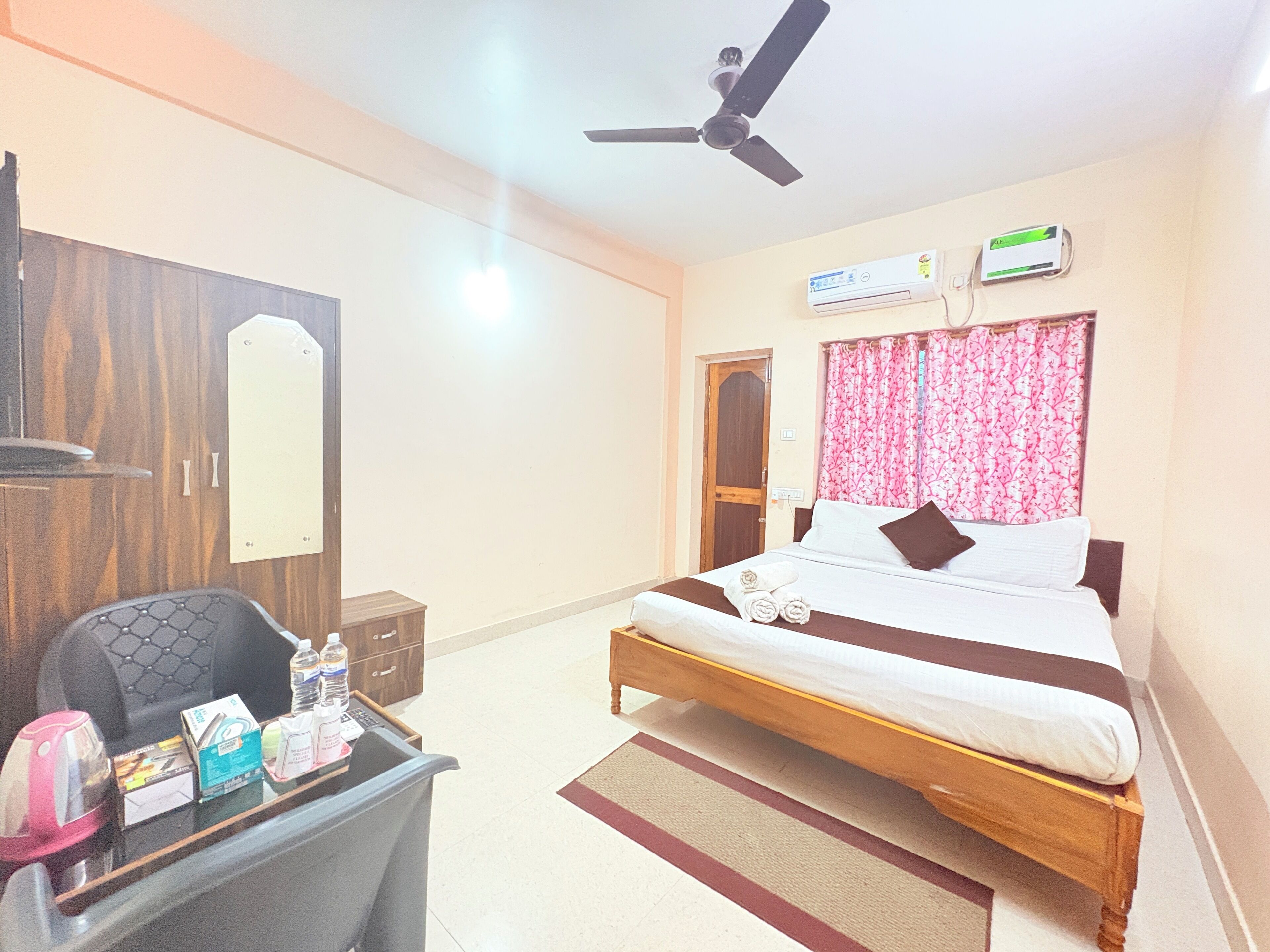 Deluxe Double Room, City View | Desk, free WiFi