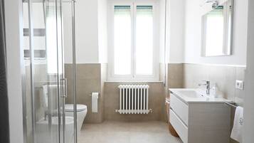 Regadera, bidet, toallas