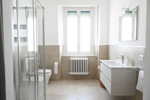 Dusche, Bidet, Handtücher