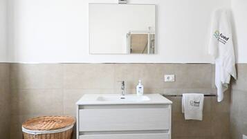 Ducha, bidet, toallas