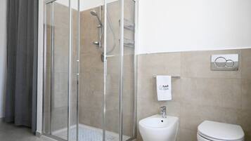 Dusche, Bidet, Handtücher
