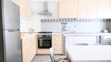 Refrigerador, horno, parrilla de estufa y lavavajillas