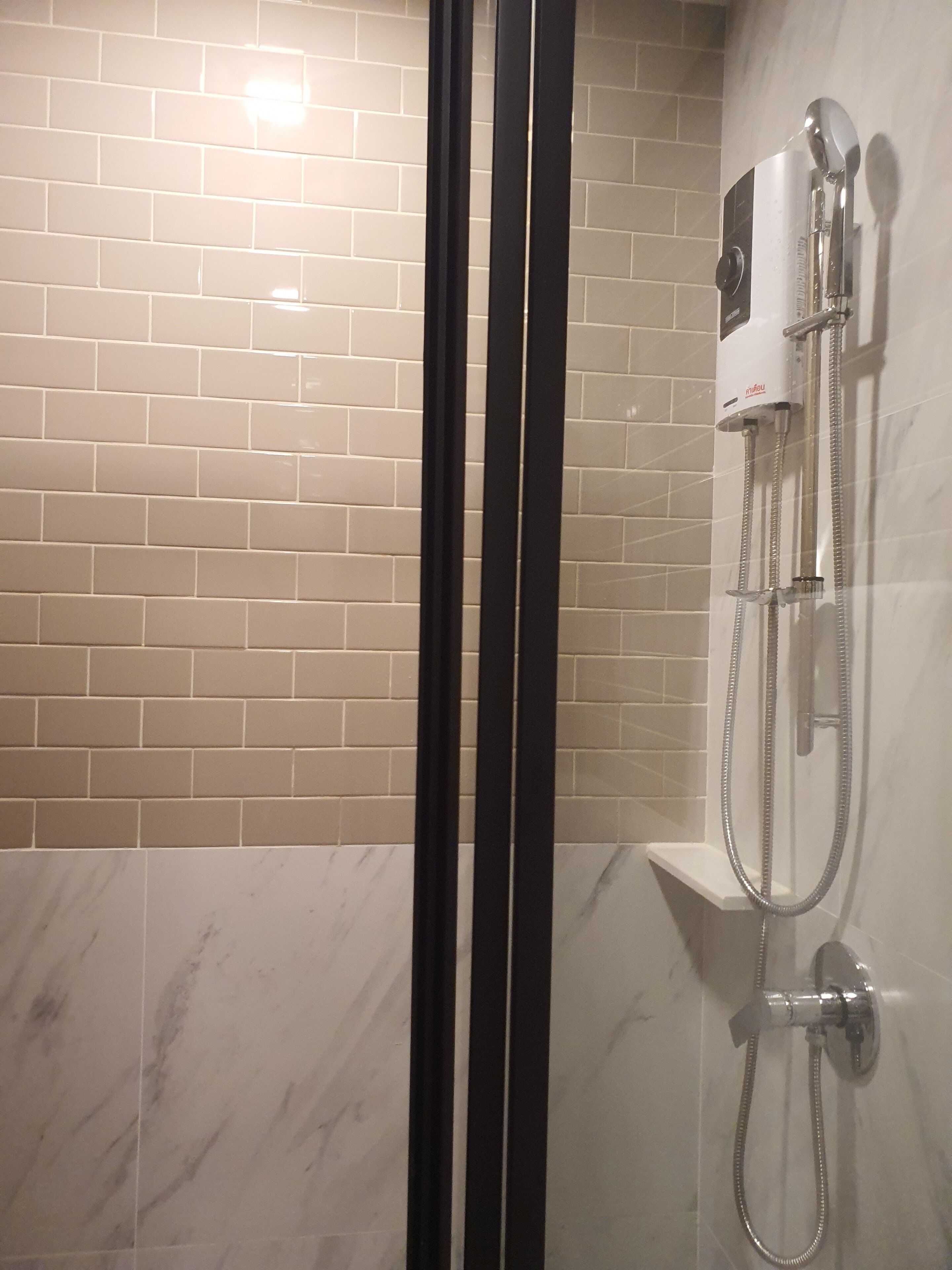 ヘアドライヤー、タオル、石鹸、トイレットペーパー