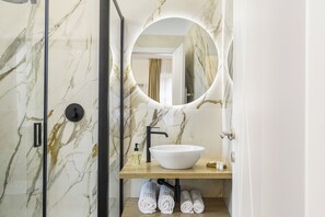 Deluxe tweepersoonskamer, uitzicht op de stad | Badkamer | Een douche, een haardroger, handdoeken, zeep