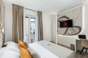 Habitación doble superior, balcón, vistas a la ciudad | Ropa de cama de alta calidad y edredones de plumas