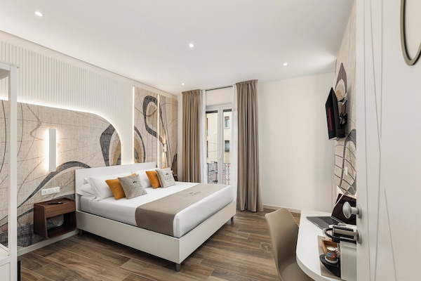 Quarto casal superior, sacada, vista para a cidade | Roupas de cama premium, edredons de pluma