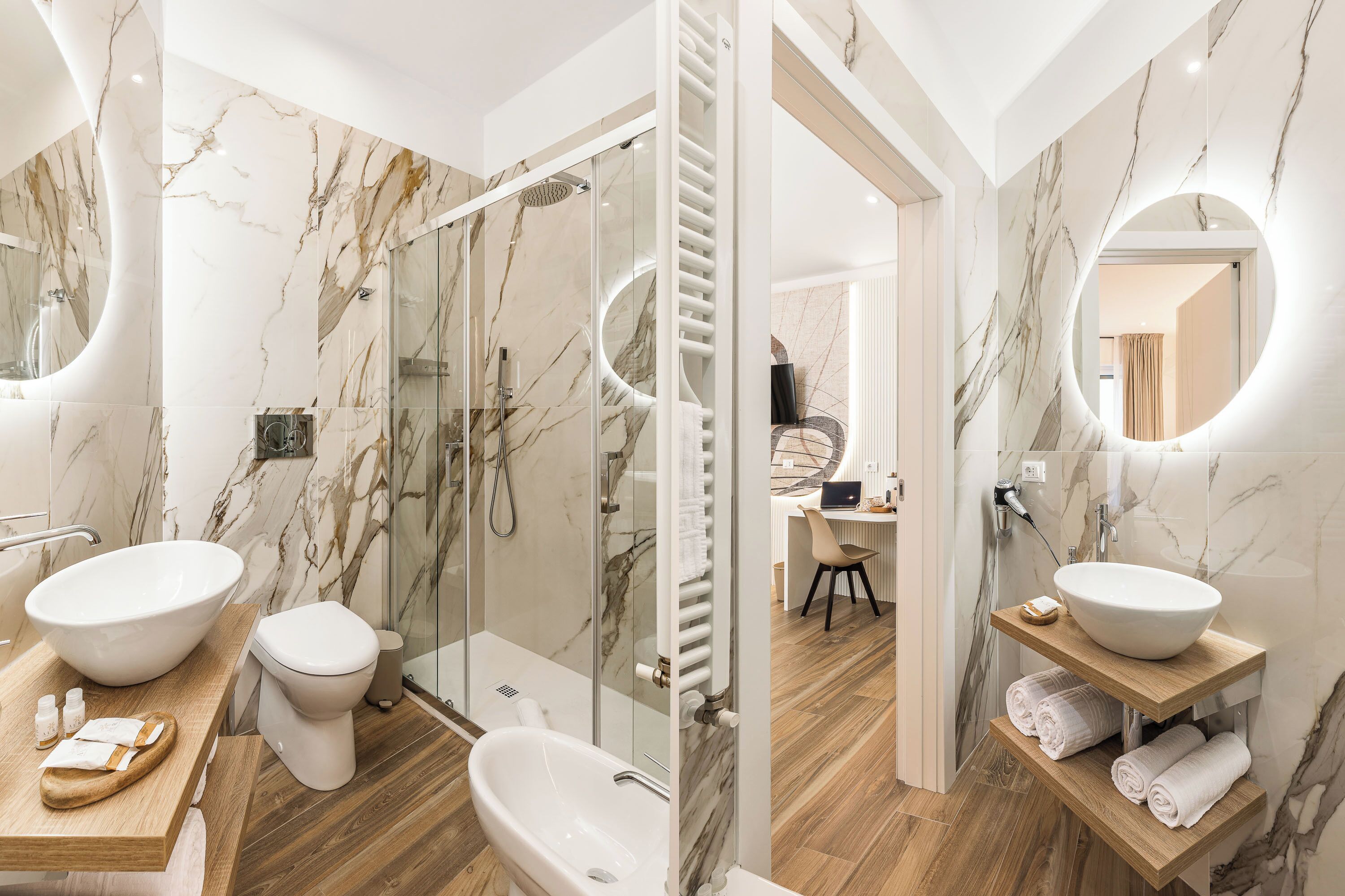Doppia Superior, balcone, vista città | Bagno | Doccia, asciugacapelli, asciugamani, sapone
