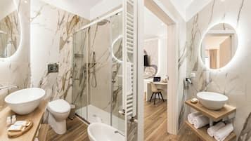 Superior Double Room, Balcony, City View | Bathroom