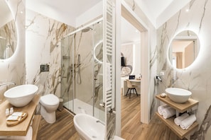 Habitación doble superior, balcón, vistas a la ciudad | Baño | Ducha, secador de pelo, bidé y toallas