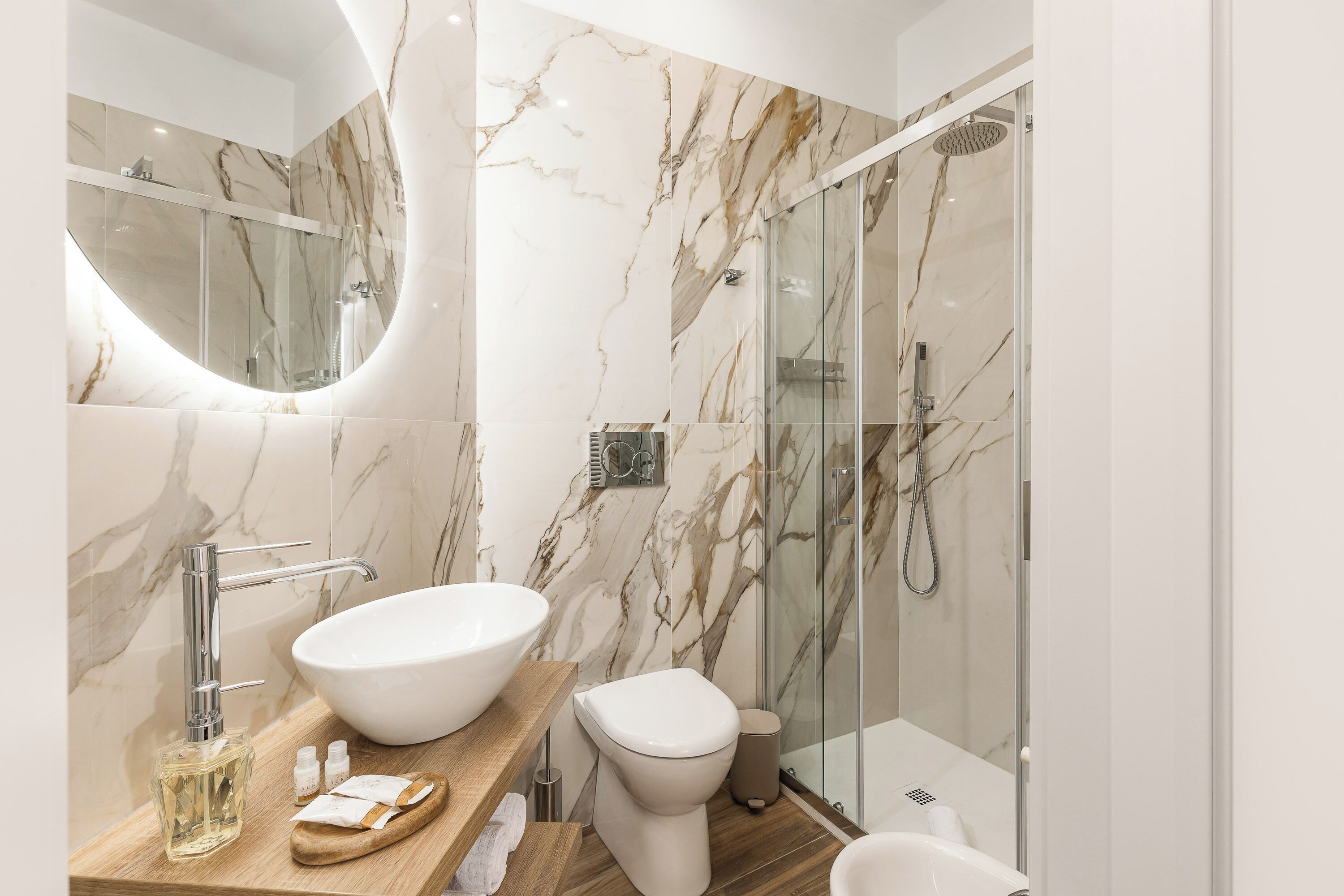 Superior-Doppelzimmer, Balkon, Stadtblick | Badezimmer | Dusche, Haartrockner, Handtücher, Seife