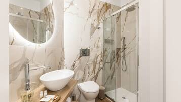 Superior-Doppelzimmer, Balkon, Stadtblick | Badezimmer | Dusche, Haartrockner, Handtücher, Seife