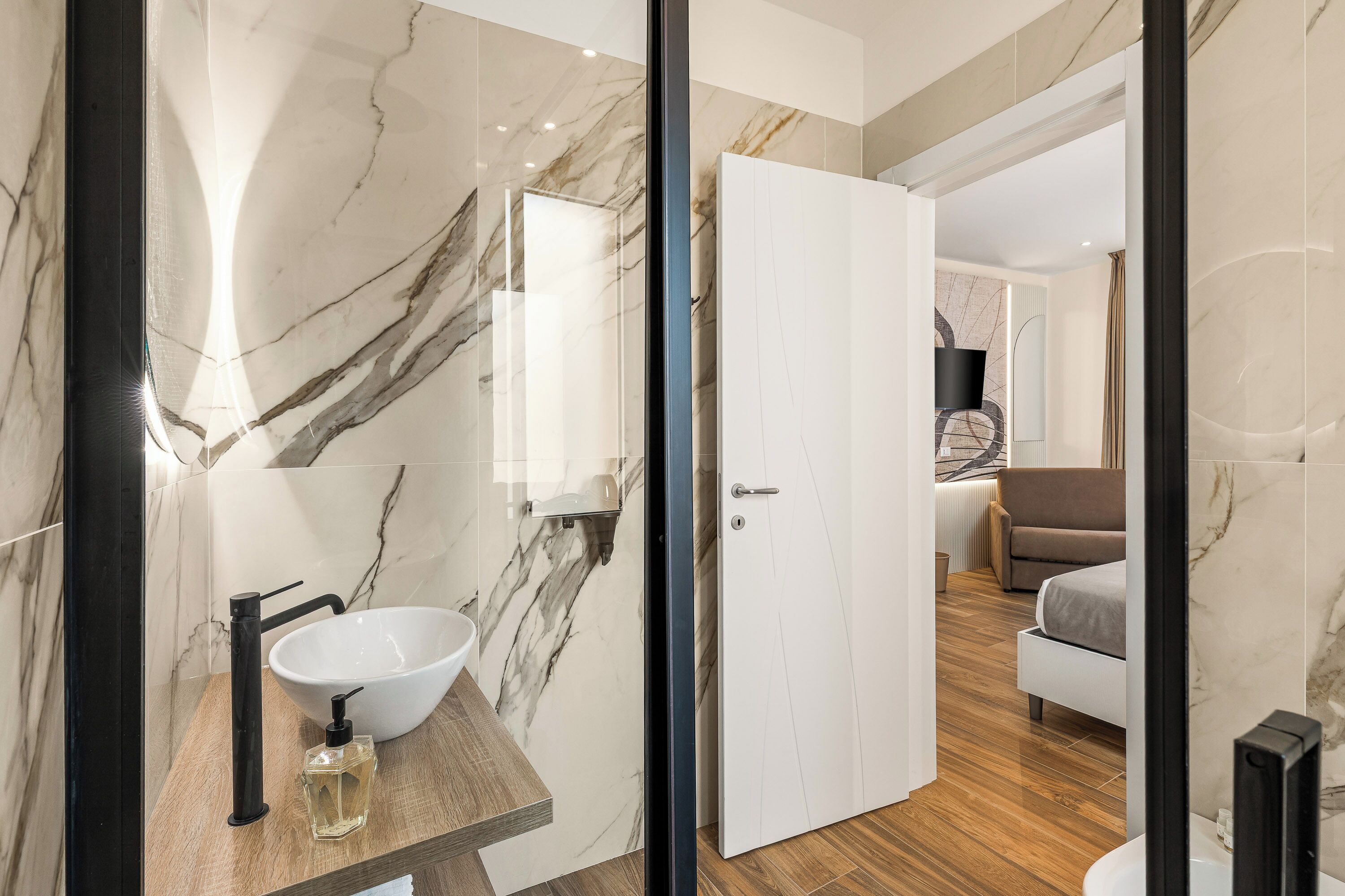 Deluxe dubbelrum - utsikt mot staden | Badrum | Dusch, hårtork, handdukar och tvål