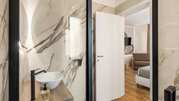 Deluxe Double Room, City View | Bathroom