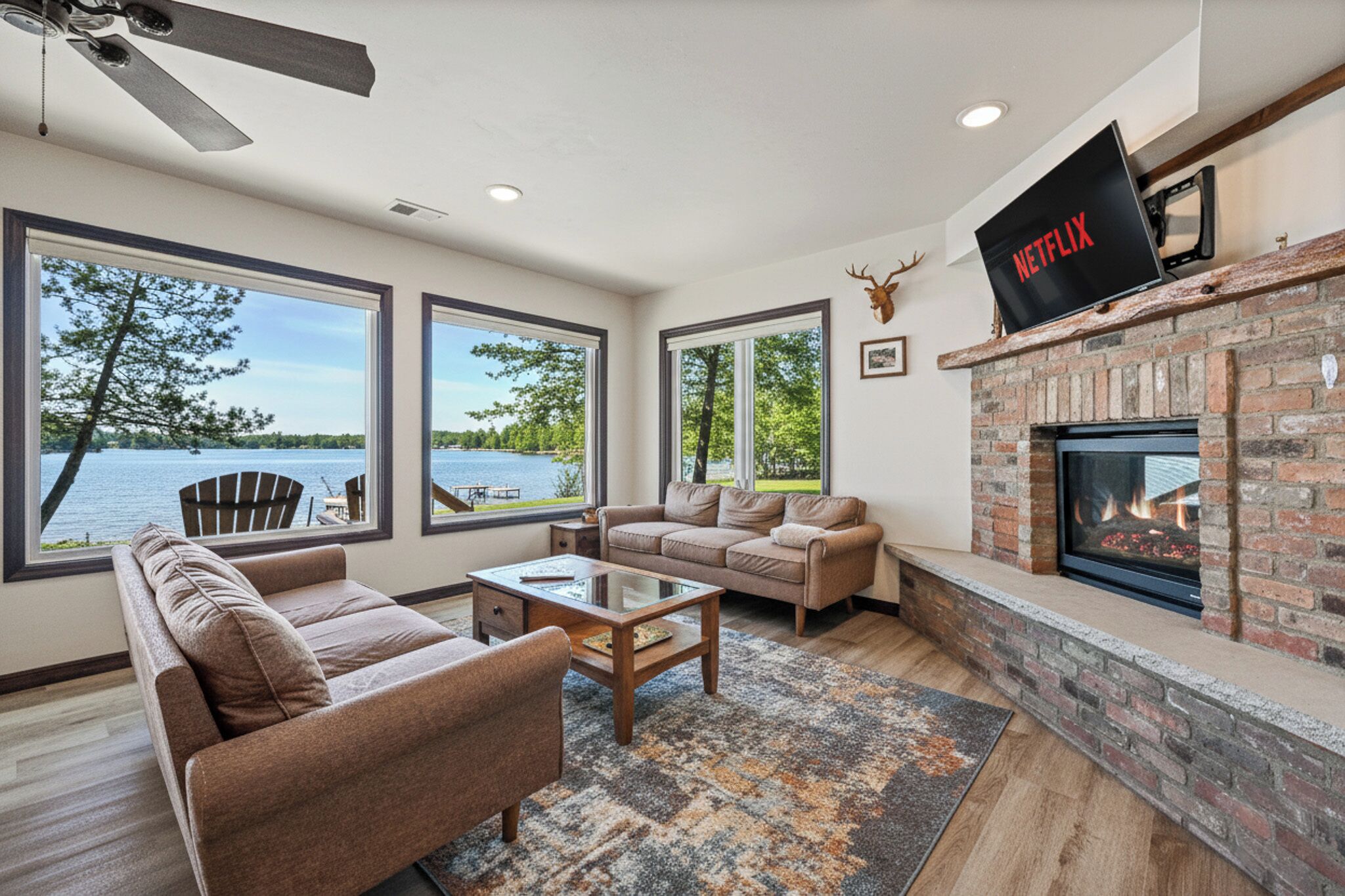 Televisie en een open haard