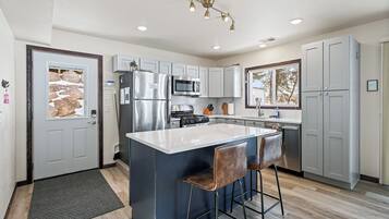 Køleskab, mikrobølgeovn, ovn, kogeplade