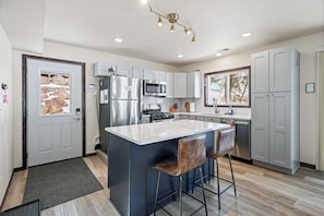 冷蔵庫、電子レンジ、オーブン、コンロ