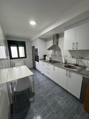 Fridge, microwave, oven, stovetop - PortoHome 1 | 
House for groups on the Camino de Santiago! (Portomarín)