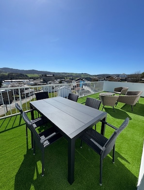 Outdoor dining - PortoHome Ático | Penthouse with views on the Camino de Santiago (Portomarín)