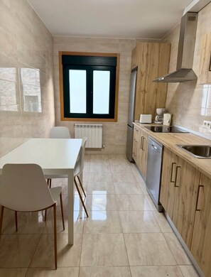 Private kitchen - PortoHome 3 | Large house on the French Way for groups! (Portomarín)