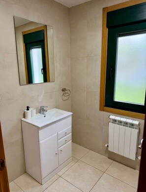 Bathroom - PortoHome 3 | Large house on the French Way for groups! (Portomarín)