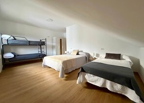 Room - PortoHome 3 | Large house on the French Way for groups! (Portomarín)