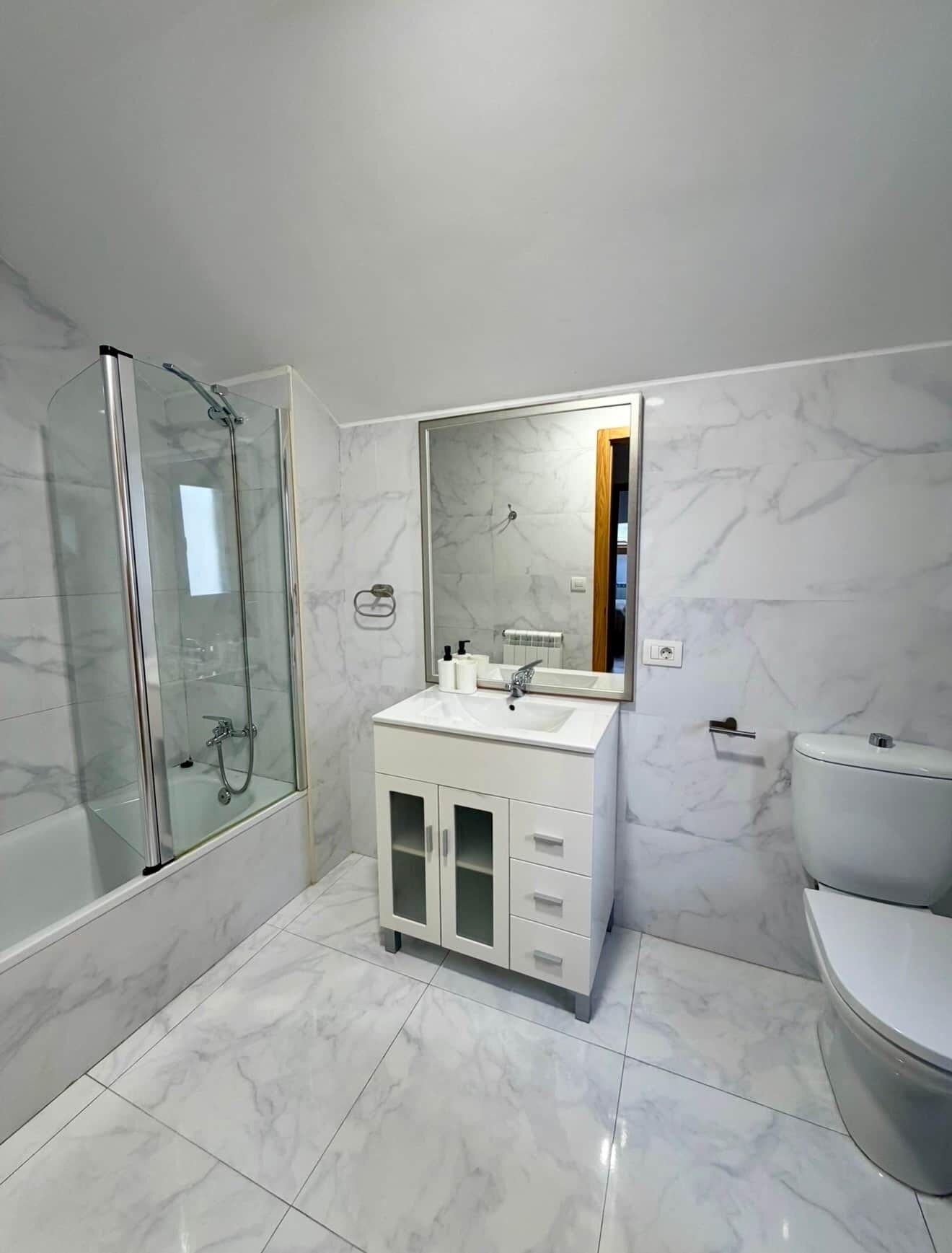 Sèche-cheveux, serviettes fournies