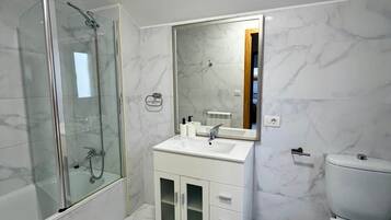 SĂšche-cheveux, serviettes fournies