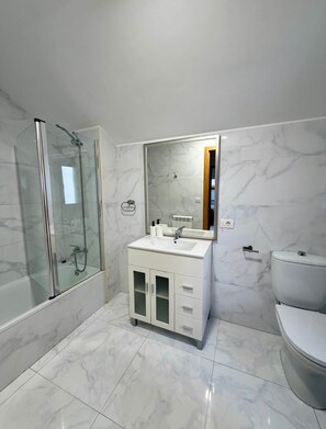 Sèche-cheveux, serviettes fournies