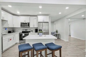 Fridge, microwave, oven, stovetop - The Palmstone | Near the Beach • Fire Pit (Jacksonville Beach)