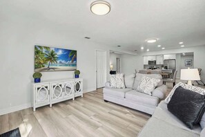 Smart TV, table football, offices - The Palmstone | Near the Beach • Fire Pit (Jacksonville Beach)