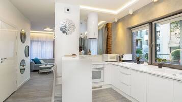 Refrigerador, placa de cocina, tetera/pava eléctrica