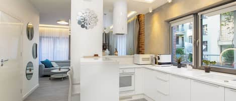 Apartament (2) | Private kitchen | Fridge, stovetop, electric kettle, cookware/dishes/utensils