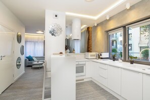 Apartament (2) | Yksityinen keittiö | Jääkaappi, liesi, vedenkeitin, keittoastiat/astiat/ruokailuvälineet