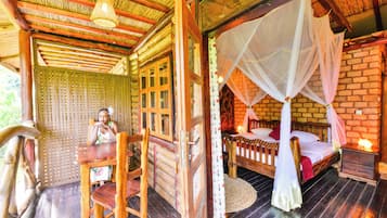 Luxury-Doppel- oder -Zweibettzimmer, Balkon, Seeblick | Schreibtisch