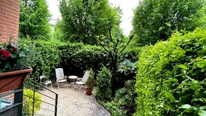 Property grounds - Private Garden Flat, 2 Min walk to RED LINE M1, Direct to Duomo in 15 min (Milano)