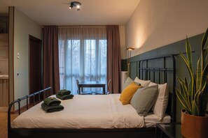 1 bedroom, iron/ironing board, travel cot, free WiFi - Private Garden Flat, 2 Min walk to RED LINE M1, Direct to Duomo in 15 min (Milano)