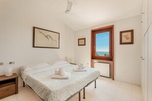 Iron/ironing board - Villa Il Tuffatore – Authentic Rustic Charm with Breathtaking Views over the Gulf of PoetsNestled in the silence and scents of the Mediterranean maquis, Villa Il Tuffatore is a haven of authentic Ligurian charm, where time seems to slow down. Located i (Zanego)