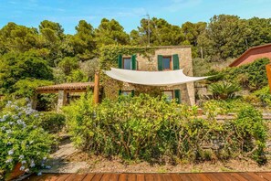 Exterior - Villa Il Tuffatore – Authentic Rustic Charm with Breathtaking Views over the Gulf of PoetsNestled in the silence and scents of the Mediterranean maquis, Villa Il Tuffatore is a haven of authentic Ligurian charm, where time seems to slow down. Located i (Zanego)