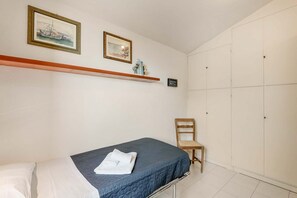 Iron/ironing board - Villa Il Tuffatore – Authentic Rustic Charm with Breathtaking Views over the Gulf of PoetsNestled in the silence and scents of the Mediterranean maquis, Villa Il Tuffatore is a haven of authentic Ligurian charm, where time seems to slow down. Located i (Zanego)