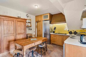Fridge, dishwasher - Villa Il Tuffatore – Authentic Rustic Charm with Breathtaking Views over the Gulf of PoetsNestled in the silence and scents of the Mediterranean maquis, Villa Il Tuffatore is a haven of authentic Ligurian charm, where time seems to slow down. Located i (Zanego)