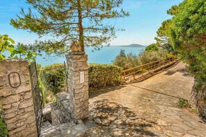Property grounds - Villa Il Tuffatore – Authentic Rustic Charm with Breathtaking Views over the Gulf of PoetsNestled in the silence and scents of the Mediterranean maquis, Villa Il Tuffatore is a haven of authentic Ligurian charm, where time seems to slow down. Located i (Zanego)