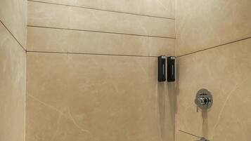 Dobbeltrom – deluxe | Bad | Dusj, håndklær, såpe og sjampo