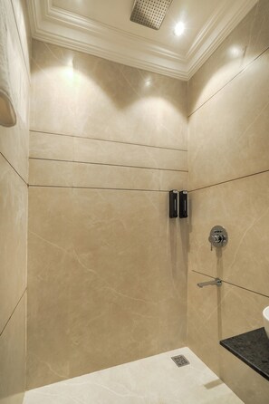 デラックス ダブルルーム | バスルーム | シャワー、タオル、石鹸、シャンプー