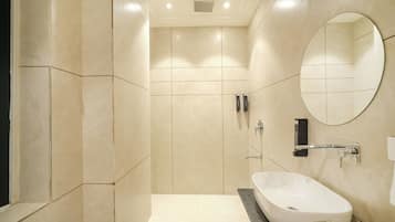 Superior Room | Bathroom | Shower, towels, soap, shampoo