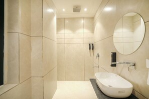 Superior Room | Bathroom | Shower, towels, soap, shampoo - Hotel Sukoon Inn (Amritsar)