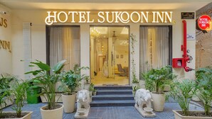 The entrance of Hotel Sukoon Inn with a clear view of the interior through the glass doors. - Hotel Sukoon Inn (Amritsar)