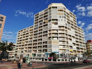Ett hotell med flera våningar, många balkonger, en central innergård och olika butiker och andra kommersiella verksamheter på bottenvåningen.