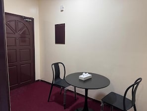 Kamar Keluarga, pemandangan kota | Tempat makan