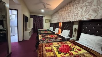 Firemannsrom – deluxe, byutsikt | Skrivebord, skrivebord for bærbar PC og strykejern/-brett