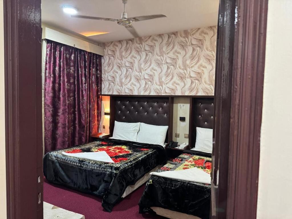 Familierom, byutsikt | Skrivebord, skrivebord for bærbar PC og strykejern/-brett